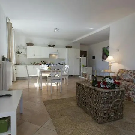 Sleeps 4 Apartamento Varenna